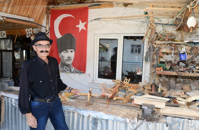 Mesleğini minyatür kağnı yaparak sürdürüyor